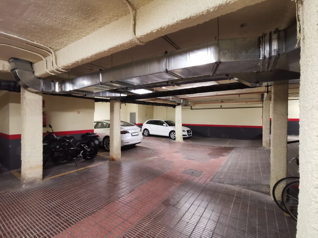 Aparcamiento en venta en el Retiro. 
10 plazas de coche, 3 plazas de moto y 4 trasteros.