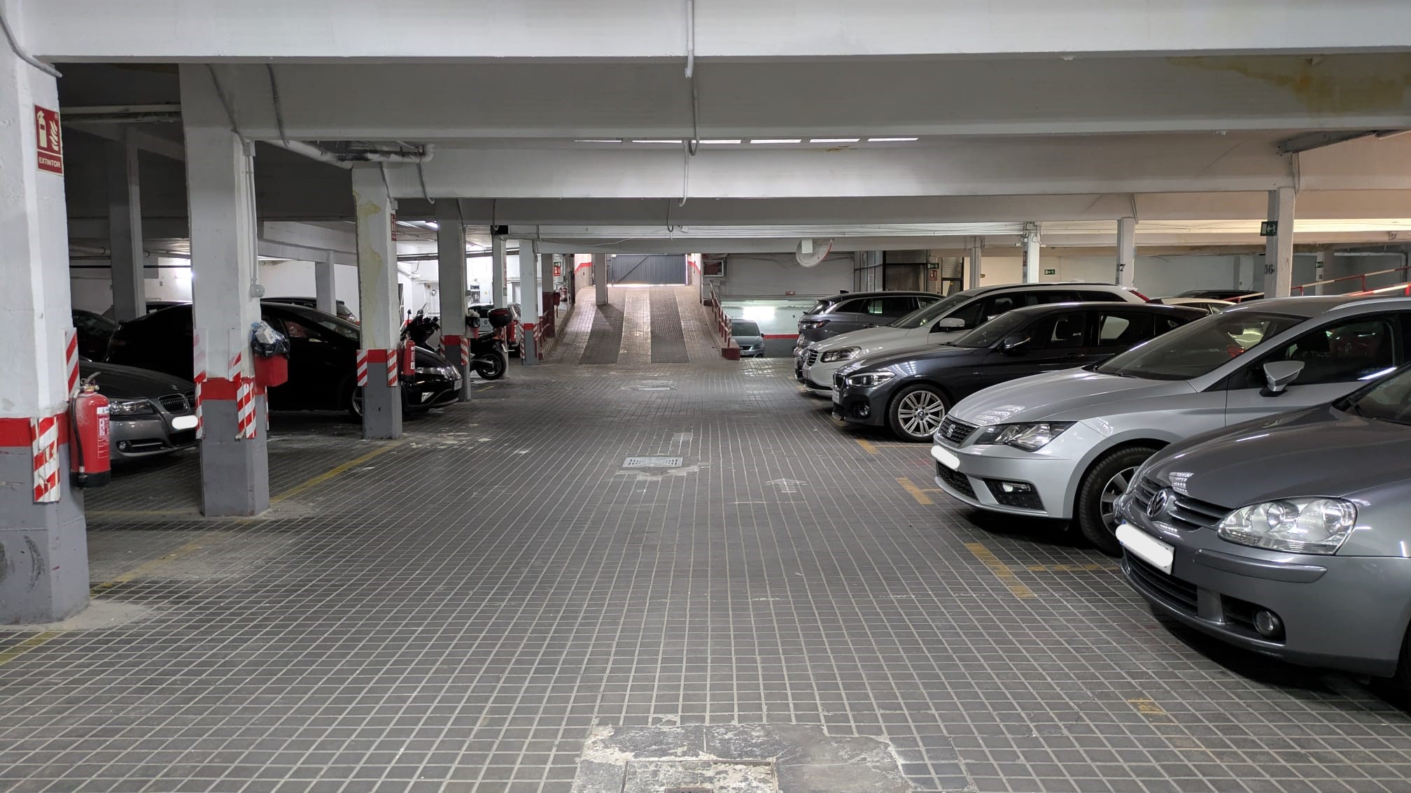 Parking completo en Villaverde, Madrid.