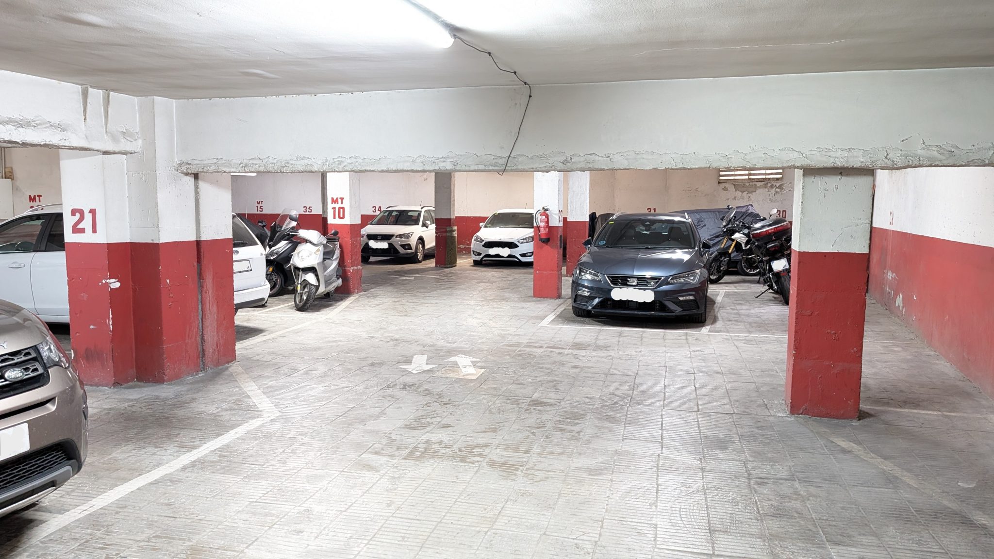 Parking entero en Sant Just Desvern, Barcelona.